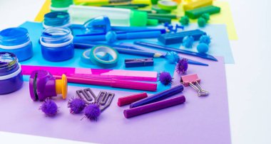 Okul aksesuarları bir gökkuşağı şeklinde yerleştirilir. Beyaz arka plan. Geri okul öğrenci için çok mutluyum. Sanat ve el sanatları çocuklar için. Gökkuşağı renkleri, alfabe harfler ve sayılar öğrenme çocuk.