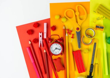 Okul aksesuarları bir gökkuşağı şeklinde yerleştirilir. Beyaz arka plan. Geri okul öğrenci için çok mutluyum. Sanat ve el sanatları çocuklar için. Gökkuşağı renkleri, alfabe harfler ve sayılar öğrenme çocuk.