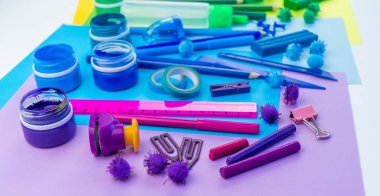 Okul aksesuarları bir gökkuşağı şeklinde yerleştirilir. Beyaz arka plan. Geri okul öğrenci için çok mutluyum. Sanat ve el sanatları çocuklar için. Gökkuşağı renkleri, alfabe harfler ve sayılar öğrenme çocuk.