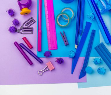 Okul aksesuarları bir gökkuşağı şeklinde yerleştirilir. Beyaz arka plan. Geri okul öğrenci için çok mutluyum. Sanat ve el sanatları çocuklar için. Gökkuşağı renkleri, alfabe harfler ve sayılar öğrenme çocuk.