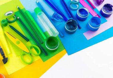 Okul aksesuarları bir gökkuşağı şeklinde yerleştirilir. Beyaz arka plan. Geri okul öğrenci için çok mutluyum. Sanat ve el sanatları çocuklar için. Gökkuşağı renkleri, alfabe harfler ve sayılar öğrenme çocuk.