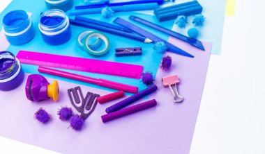 Okul aksesuarları bir gökkuşağı şeklinde yerleştirilir. Beyaz arka plan. Geri okul öğrenci için çok mutluyum. Sanat ve el sanatları çocuklar için. Gökkuşağı renkleri, alfabe harfler ve sayılar öğrenme çocuk.