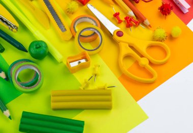 Okul aksesuarları bir gökkuşağı şeklinde yerleştirilir. Beyaz arka plan. Geri okul öğrenci için çok mutluyum. Sanat ve el sanatları çocuklar için. Gökkuşağı renkleri, alfabe harfler ve sayılar öğrenme çocuk.