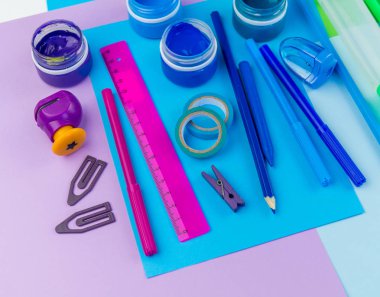 Okul aksesuarları bir gökkuşağı şeklinde yerleştirilir. Beyaz arka plan. Geri okul öğrenci için çok mutluyum. Sanat ve el sanatları çocuklar için. Gökkuşağı renkleri, alfabe harfler ve sayılar öğrenme çocuk.