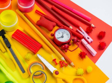 Okul aksesuarları bir gökkuşağı şeklinde yerleştirilir. Beyaz arka plan. Geri okul öğrenci için çok mutluyum. Sanat ve el sanatları çocuklar için. Gökkuşağı renkleri, alfabe harfler ve sayılar öğrenme çocuk.