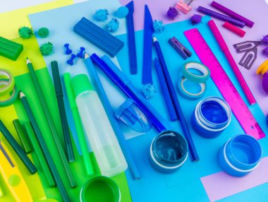 Okul aksesuarları bir gökkuşağı şeklinde yerleştirilir. Beyaz arka plan. Geri okul öğrenci için çok mutluyum. Sanat ve el sanatları çocuklar için. Gökkuşağı renkleri, alfabe harfler ve sayılar öğrenme çocuk.