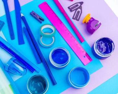 Okul aksesuarları bir gökkuşağı şeklinde yerleştirilir. Beyaz arka plan. Geri okul öğrenci için çok mutluyum. Sanat ve el sanatları çocuklar için. Gökkuşağı renkleri, alfabe harfler ve sayılar öğrenme çocuk.