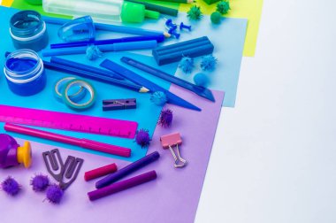 Okul aksesuarları bir gökkuşağı şeklinde yerleştirilir. Beyaz arka plan. Geri okul öğrenci için çok mutluyum. Sanat ve el sanatları çocuklar için. Gökkuşağı renkleri, alfabe harfler ve sayılar öğrenme çocuk.