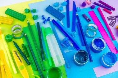 Okul aksesuarları bir gökkuşağı şeklinde yerleştirilir. Beyaz arka plan. Geri okul öğrenci için çok mutluyum. Sanat ve el sanatları çocuklar için. Gökkuşağı renkleri, alfabe harfler ve sayılar öğrenme çocuk.