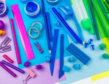 Okul aksesuarları bir gökkuşağı şeklinde yerleştirilir. Beyaz arka plan. Geri okul öğrenci için çok mutluyum. Sanat ve el sanatları çocuklar için. Gökkuşağı renkleri, alfabe harfler ve sayılar öğrenme çocuk.