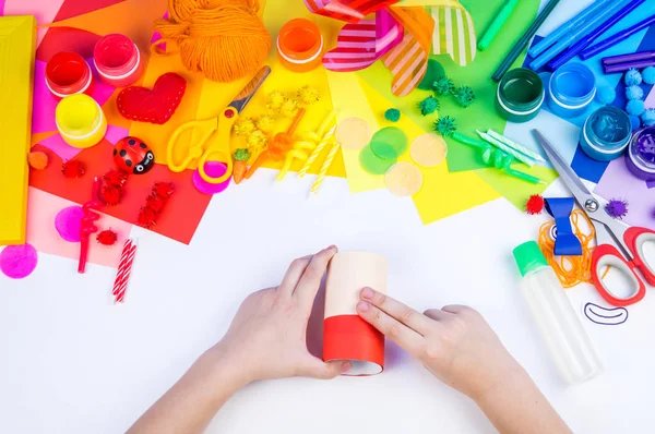 Çocuk el kağıt el sanatları yapma. Karnaval ve partiler için dekor. Malzeme ve hobi renk gökkuşağı için araç.