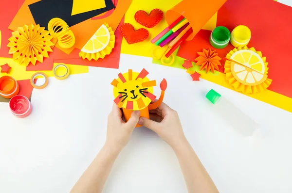 Niño Está Haciendo Artesanía Papel León Taller Animal África Caliente —  Fotos de Stock