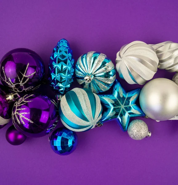 Coloridas Bolas Navidad Blanco Púrpura Azul Brillantes Juguetes Para Decorar — Foto de Stock