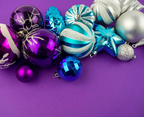 青のカラフルなクリスマスボーブル 紫色の背景にクリスマスツリーを飾るための華麗なおもちゃ — ストック写真