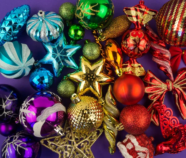 Kolorowe Bombki Świąteczne Tęczy Genialne Zabawki Dekoracji Choinki Świąteczny Nastrój — Zdjęcie stockowe