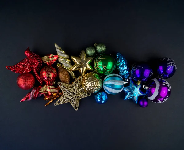 Πολύχρωμα Χριστουγεννιάτικα Μπιχλιμπίδια Στο Ουράνιο Τόξο Λαμπρά Παιχνίδια Για Διακόσμηση — Φωτογραφία Αρχείου