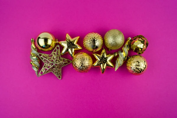 Πολύχρωμα Χριστουγεννιάτικα Μπιχλιμπίδια Χρυσό Λαμπρά Παιχνίδια Για Διακόσμηση Του Χριστουγεννιάτικου — Φωτογραφία Αρχείου