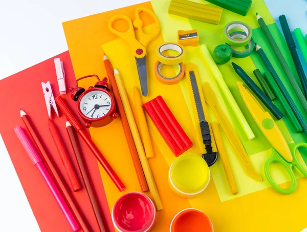 Acessórios Escola São Dispostos Forma Arco Íris Fundo Branco Feliz — Fotografia de Stock