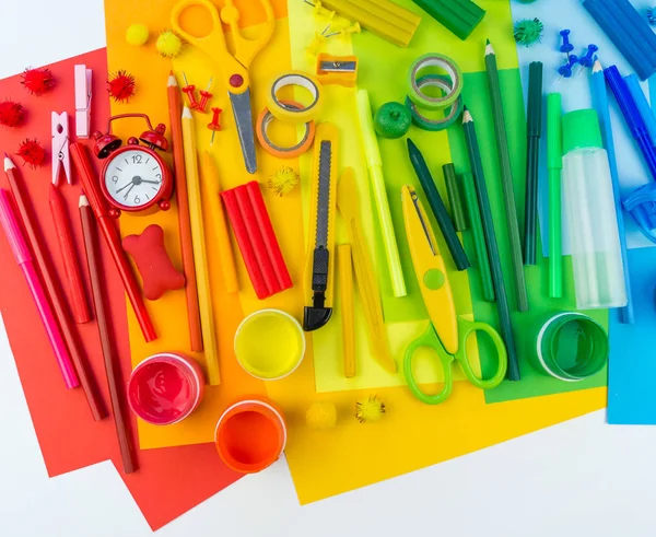 Los Accesorios Escolares Presentan Forma Arco Iris Fondo Blanco Feliz —  Fotos de Stock