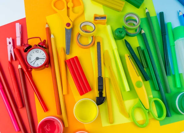 Acessórios Escola São Dispostos Forma Arco Íris Fundo Branco Feliz — Fotografia de Stock