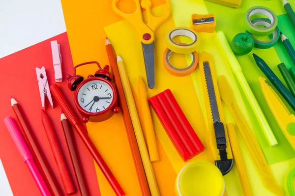 Schulaccessoires Werden Form Eines Regenbogens Ausgelegt Weißer Hintergrund Glücklich Zurück — Stockfoto