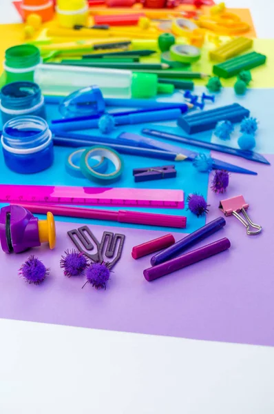 Okul aksesuarları bir gökkuşağı şeklinde yerleştirilir. Beyaz arka plan. Geri okul öğrenci için çok mutluyum. Sanat ve el sanatları çocuklar için. Gökkuşağı renkleri, alfabe harfler ve sayılar öğrenme çocuk.