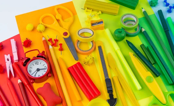 Schulaccessoires Werden Form Eines Regenbogens Ausgelegt Weißer Hintergrund Glücklich Zurück — Stockfoto