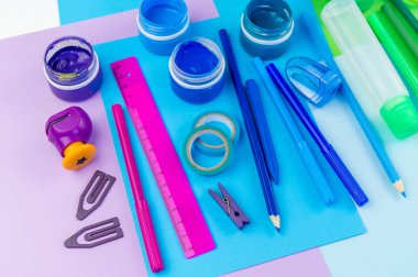 Okul aksesuarları bir gökkuşağı şeklinde yerleştirilir. Beyaz arka plan. Geri okul öğrenci için çok mutluyum. Sanat ve el sanatları çocuklar için. Gökkuşağı renkleri, alfabe harfler ve sayılar öğrenme çocuk.