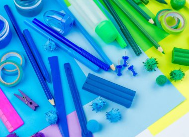 Okul aksesuarları bir gökkuşağı şeklinde yerleştirilir. Beyaz arka plan. Geri okul öğrenci için çok mutluyum. Sanat ve el sanatları çocuklar için. Gökkuşağı renkleri, alfabe harfler ve sayılar öğrenme çocuk.