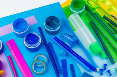 Okul aksesuarları bir gökkuşağı şeklinde yerleştirilir. Beyaz arka plan. Geri okul öğrenci için çok mutluyum. Sanat ve el sanatları çocuklar için. Gökkuşağı renkleri, alfabe harfler ve sayılar öğrenme çocuk.