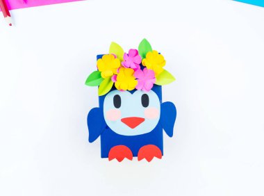 Çocukların yaratıcılığı. Kağıttan el sanatları için malzemeler. Penguen kutusu Okulu ve anaokulu. Beyaz arka plan.