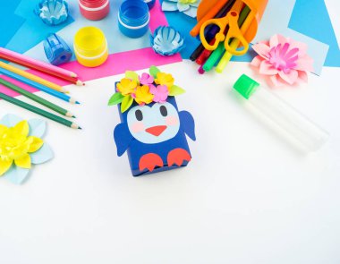 Çocukların yaratıcılığı. Kağıttan el sanatları için malzemeler. Penguen kutusu Okulu ve anaokulu. Beyaz arka plan.
