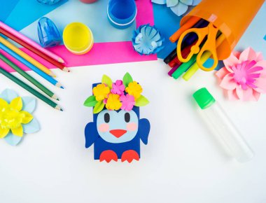 Çocukların yaratıcılığı. Kağıttan el sanatları için malzemeler. Penguen kutusu Okulu ve anaokulu. Beyaz arka plan.