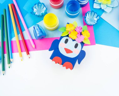 Çocukların yaratıcılığı. Kağıttan el sanatları için malzemeler. Penguen kutusu Okulu ve anaokulu. Beyaz arka plan.