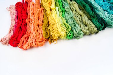 Gökkuşağı rengi konu beyaz zemin üzerine nakış için. En gözde hobiniz konfor için. Zanaat işlemi