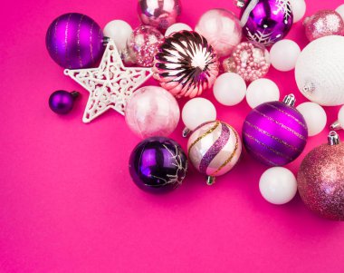 Yumuşak pembe ve mor baubles pembe bir arka plan üzerinde. Noel ruh. Festival dekor. Payetler ve bir parti için glitter.