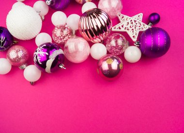 Yumuşak pembe ve mor baubles pembe bir arka plan üzerinde. Noel ruh. Festival dekor. Payetler ve bir parti için glitter.