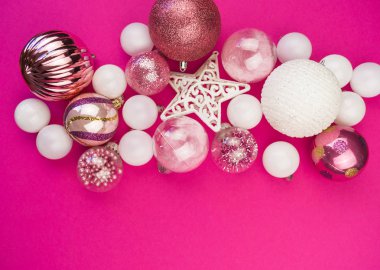 Yumuşak pembe ve beyaz baubles pembe bir arka plan üzerinde. Noel ruh. Festival dekor. Payetler ve bir parti için glitter.