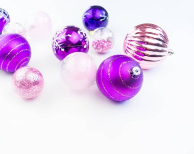 Yumuşak pembe ve mor baubles beyaz zemin üzerinde. Noel ruh. Festival dekor. Payetler ve bir parti için glitter.