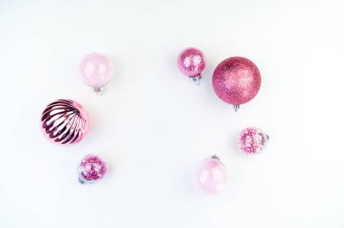 Beyaz bir arka plan üzerinde yumuşak pembe baubles. Noel ruh. Festival dekor. Payetler ve bir parti için glitter.