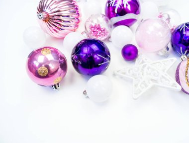 Yumuşak pembe ve mor baubles beyaz zemin üzerinde. Noel ruh. Festival dekor. Payetler ve bir parti için glitter.