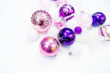 Yumuşak pembe ve mor baubles beyaz zemin üzerinde. Noel ruh. Festival dekor. Payetler ve bir parti için glitter.