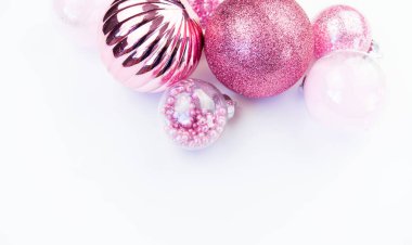 Beyaz bir arka plan üzerinde yumuşak pembe baubles. Noel ruh. Festival dekor. Payetler ve bir parti için glitter.