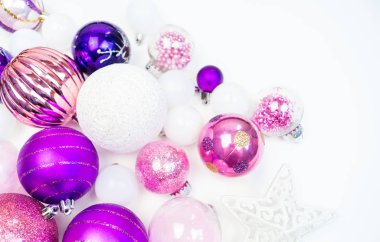 Yumuşak pembe ve mor baubles beyaz zemin üzerinde. Noel ruh. Festival dekor. Payetler ve bir parti için glitter.