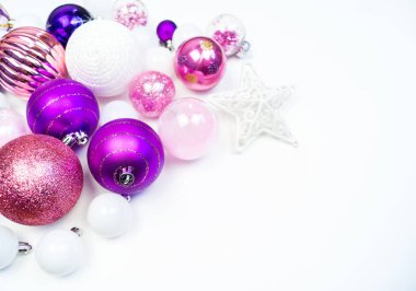 Yumuşak pembe ve mor baubles beyaz zemin üzerinde. Noel ruh. Festival dekor. Payetler ve bir parti için glitter.