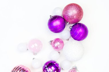 Yumuşak pembe ve mor baubles beyaz zemin üzerinde. Noel ruh. Festival dekor. Payetler ve bir parti için glitter.