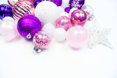 Yumuşak pembe ve mor baubles beyaz zemin üzerinde. Noel ruh. Festival dekor. Payetler ve bir parti için glitter.