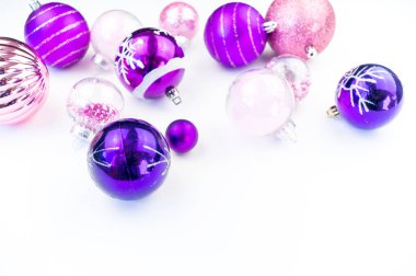 Yumuşak pembe ve mor baubles beyaz zemin üzerinde. Noel ruh. Festival dekor. Payetler ve bir parti için glitter.