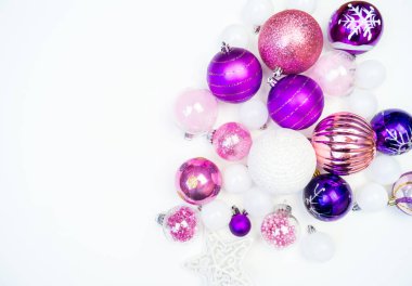 Yumuşak pembe ve mor baubles beyaz zemin üzerinde. Noel ruh. Festival dekor. Payetler ve bir parti için glitter.