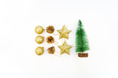 Noel dekorasyon beyaz arka plan üzerinde yapılmış. Noel ve yeni yıl kompozisyon. Tatil ve kutlama kavramı kartpostal veya davet için. düz yatıyordu. üstten görünüm